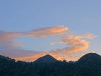 Glühende Abendwolken über den Bergen